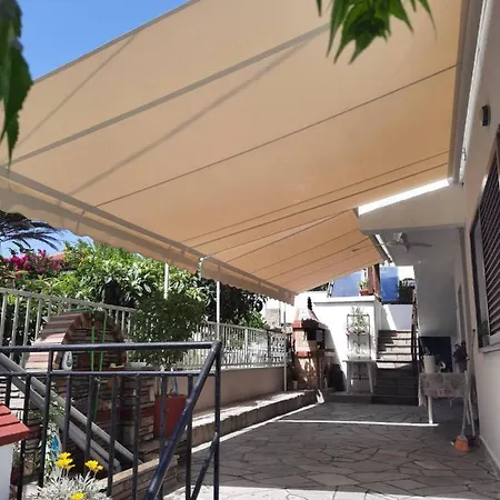 Gianni's By The Sea